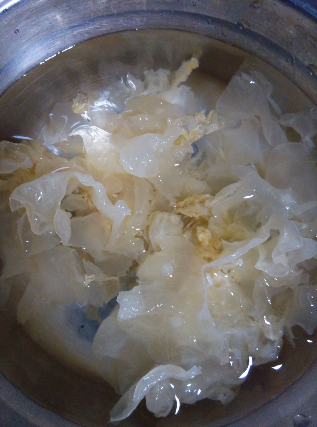 冰糖银耳糖水步骤1