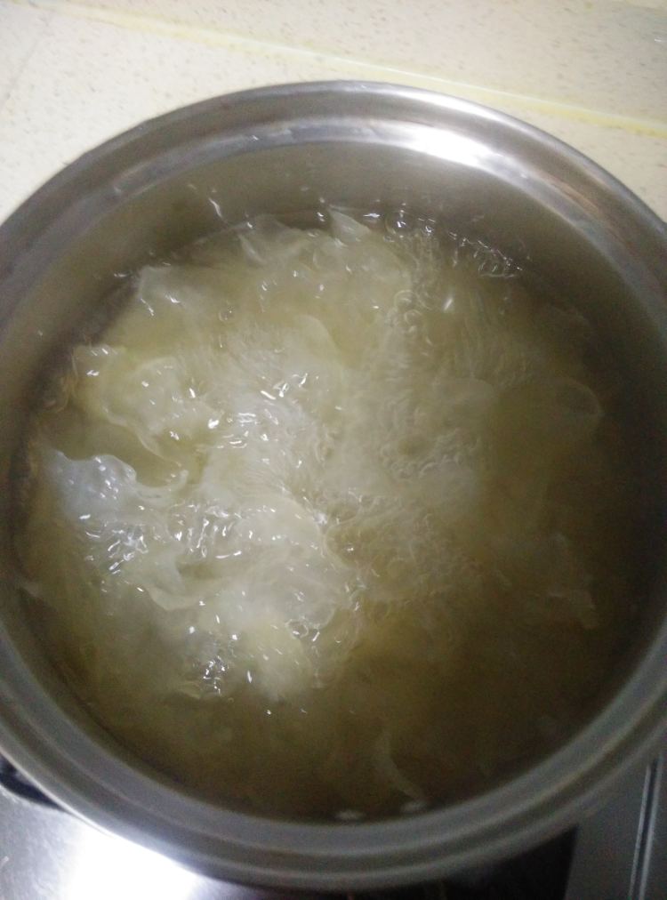 冰糖银耳糖水步骤3