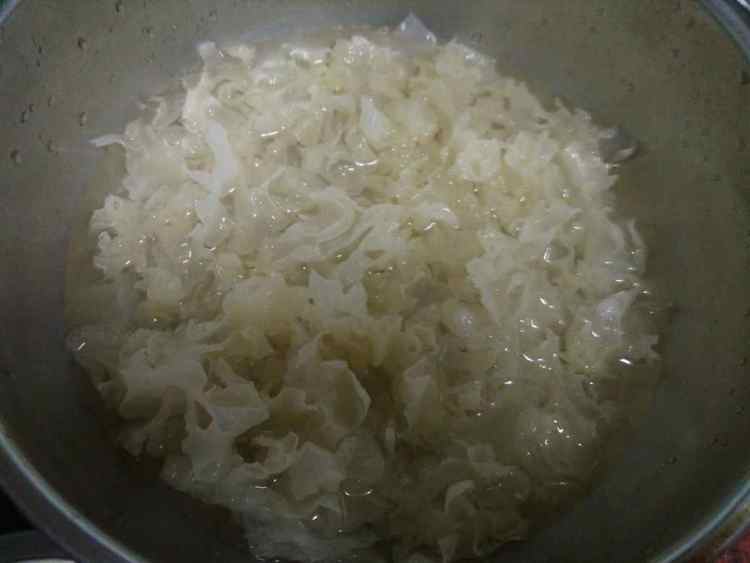 莲子雪梨银耳糖水步骤1