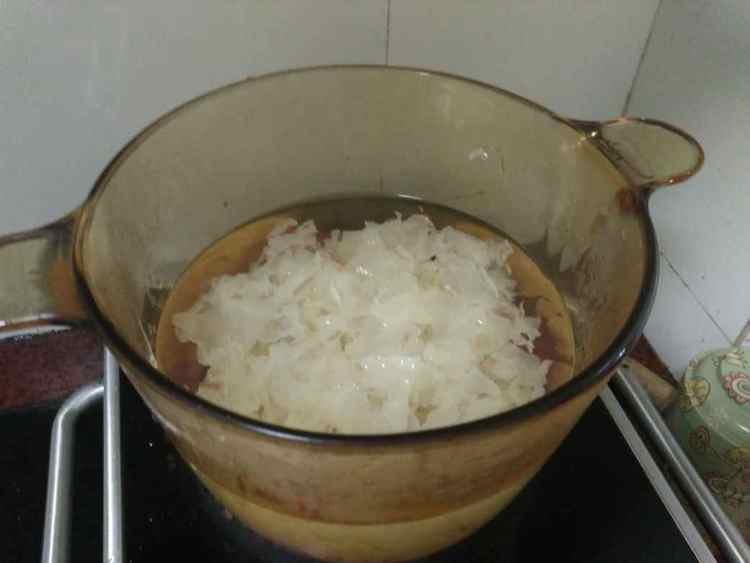 莲子雪梨银耳糖水步骤4