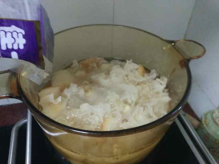 莲子雪梨银耳糖水步骤8