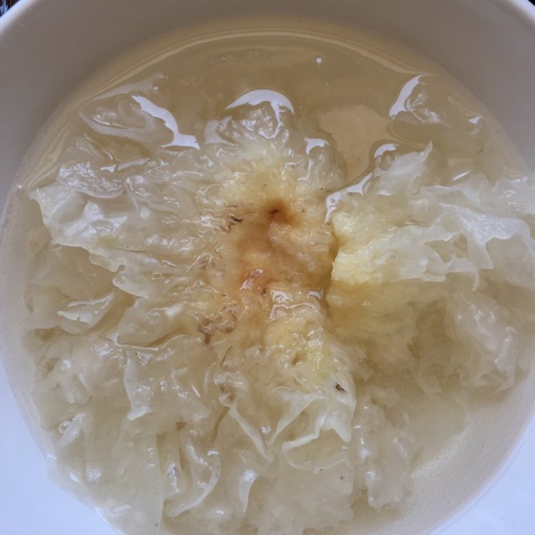 冰糖雪梨银耳莲子汤步骤2
