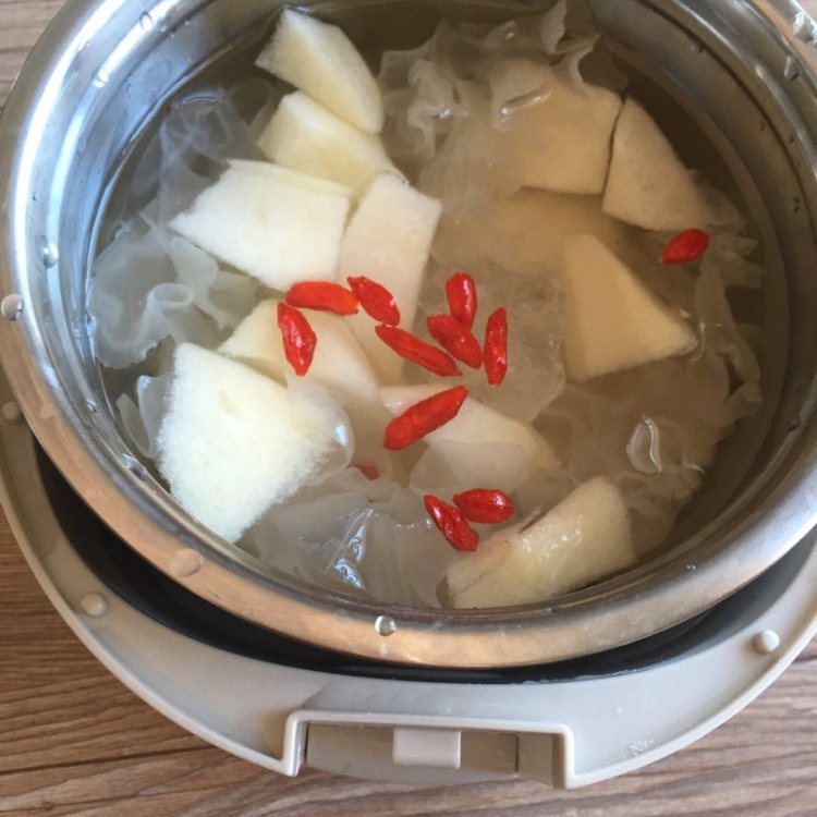 冰糖雪梨银耳莲子汤步骤7