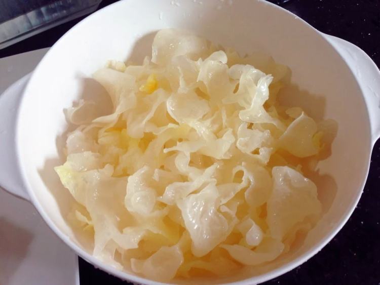 银耳木瓜糖水步骤2