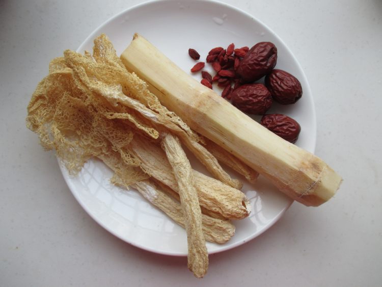 竹荪甘蔗糖水步骤1