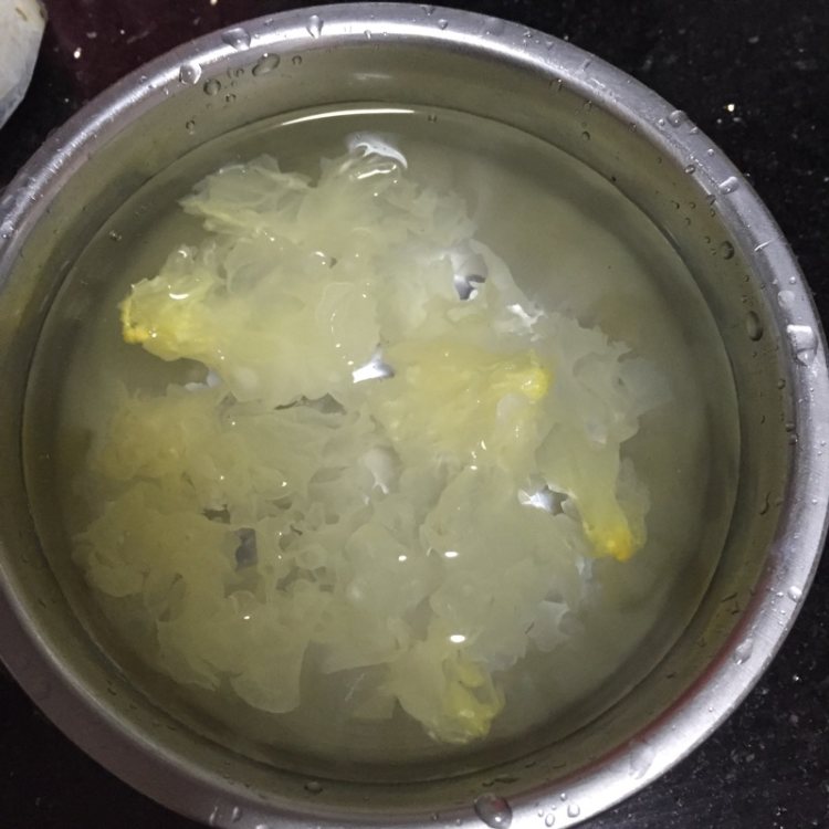 马蹄木瓜银耳汤步骤1
