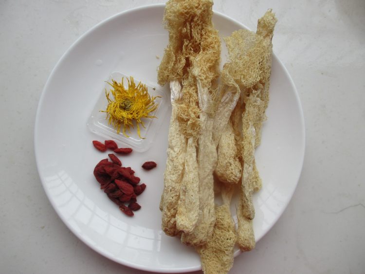 竹荪菊花枸杞饮步骤1