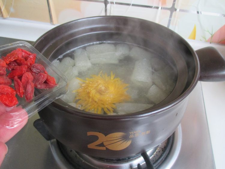 竹荪菊花枸杞饮步骤6