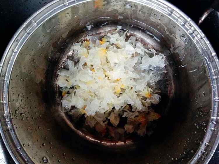 红枣雪耳糖水步骤3