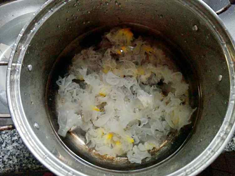 红枣雪耳糖水步骤4