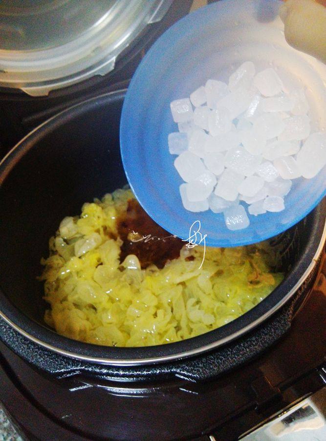 桃胶皂角米银耳羹步骤5