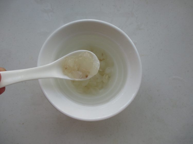 椰汁皂角米炖梨步骤2