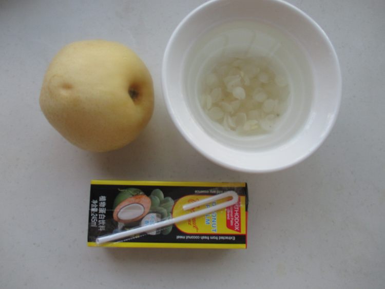 椰汁皂角米炖梨步骤1