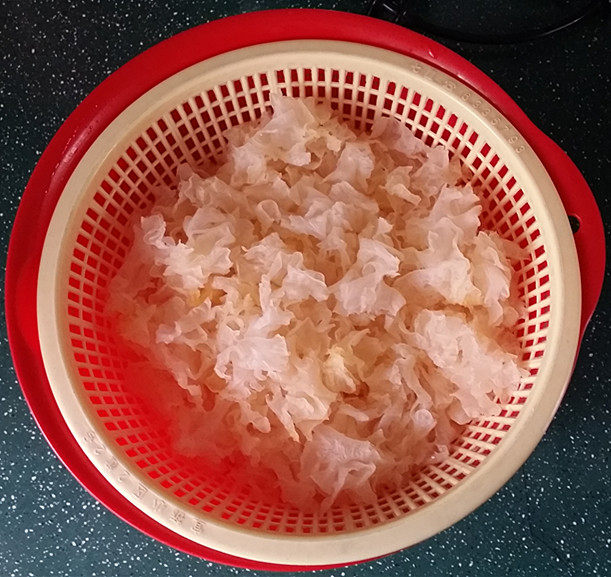 红枣雪梨炖银耳步骤3