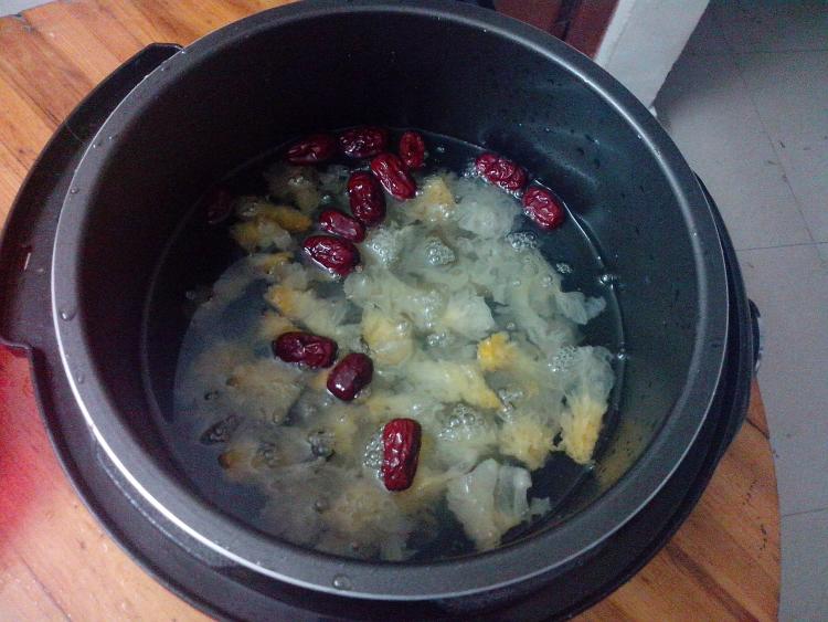 红枣银耳汤步骤4
