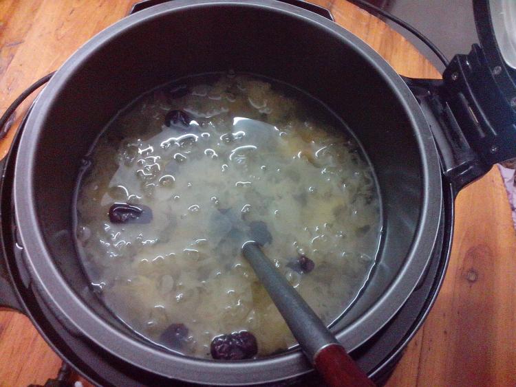 红枣银耳汤步骤7