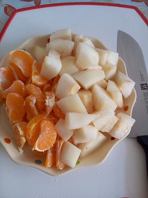 橘子冰糖炖雪梨步骤2