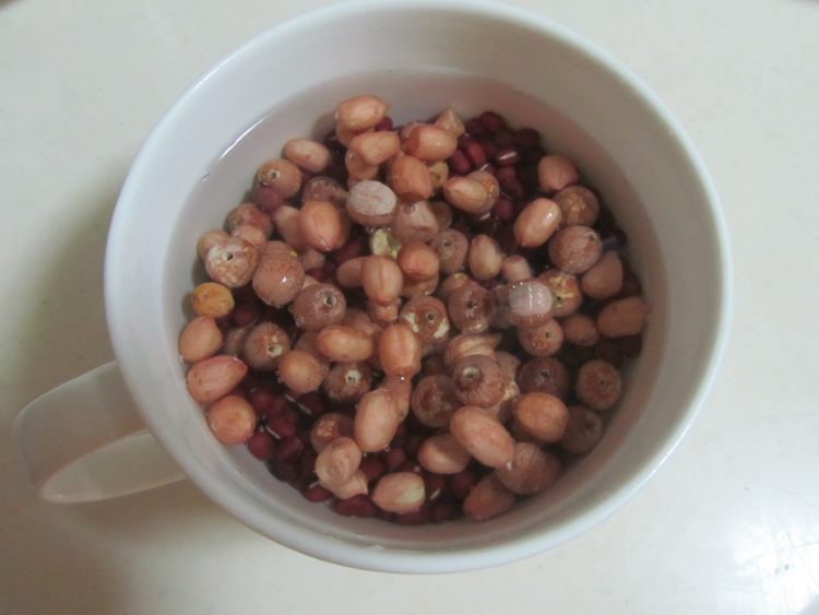 红豆花生莲子银耳羹步骤3