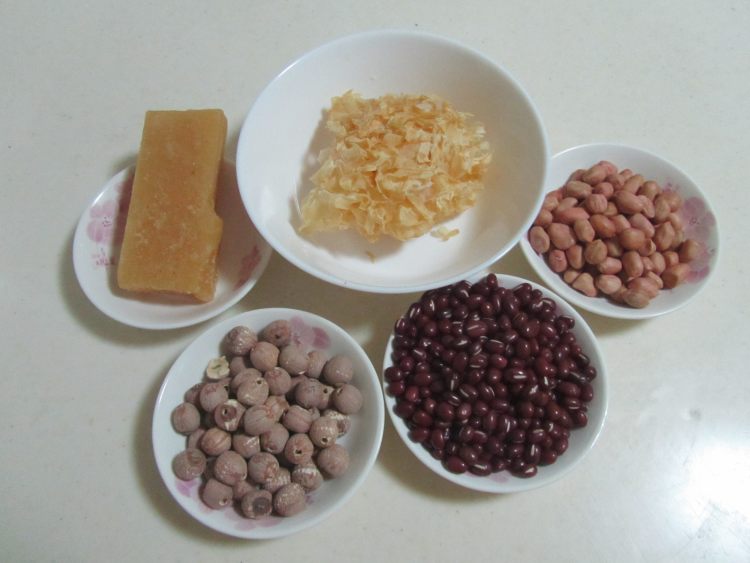 红豆花生莲子银耳羹步骤1