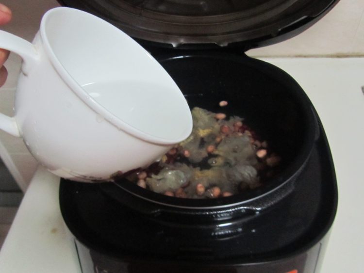 红豆花生莲子银耳羹步骤4