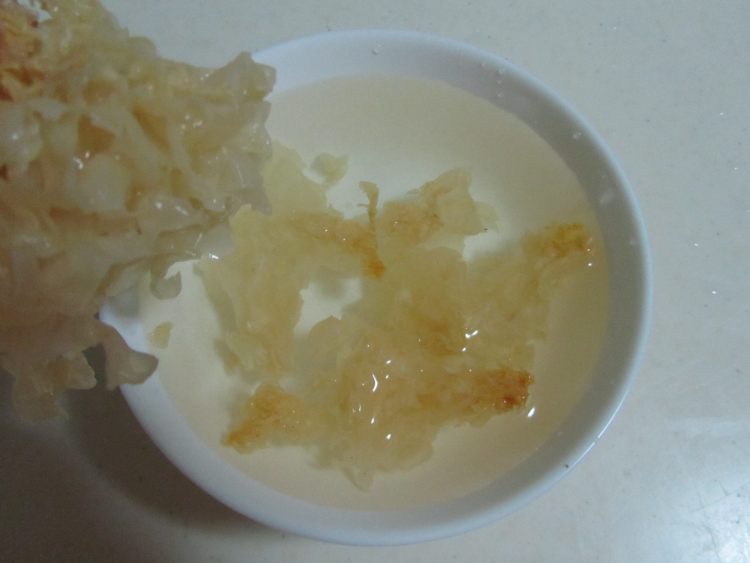 红豆花生莲子银耳羹步骤2