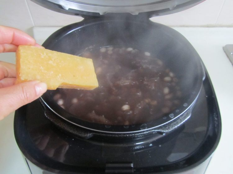 红豆花生莲子银耳羹步骤6