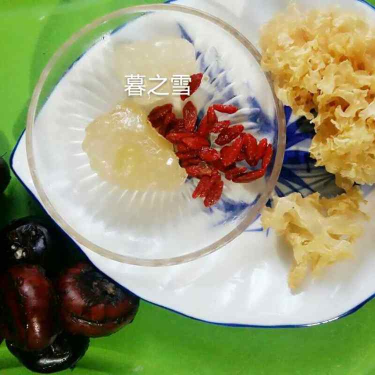 银耳荸荠甜汤步骤1