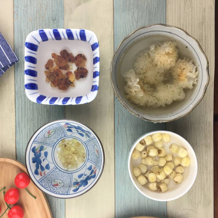 银耳桃胶皂角米糖水步骤2