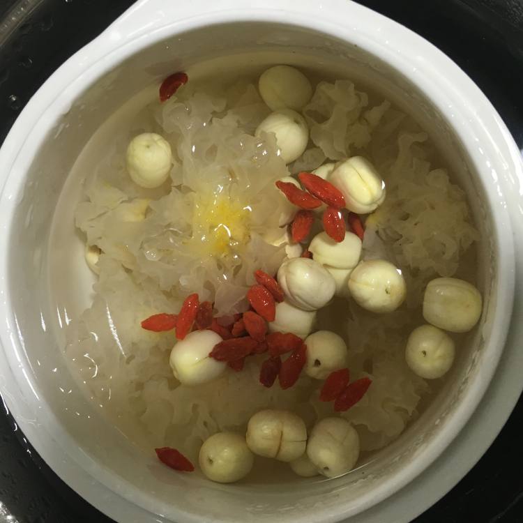银耳桃胶皂角米糖水步骤3