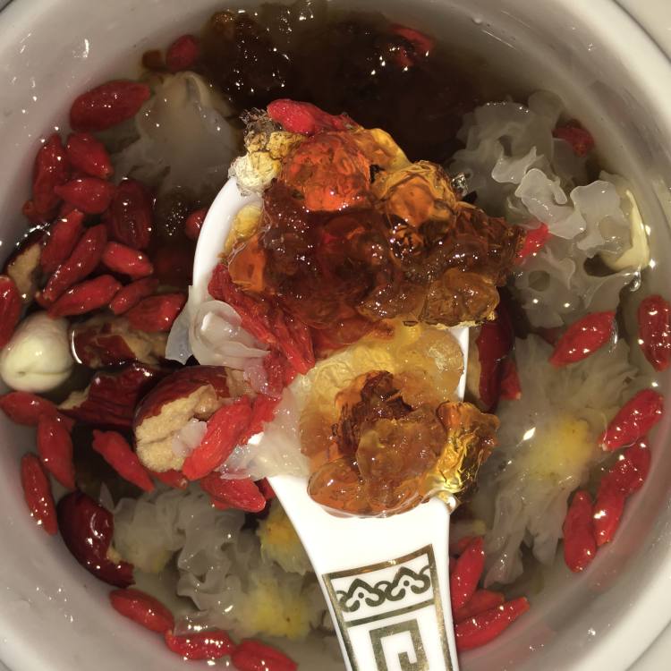 银耳桃胶皂角米糖水步骤4