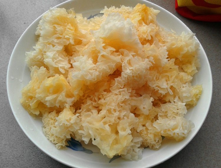 紫薯银耳莲子汤步骤1