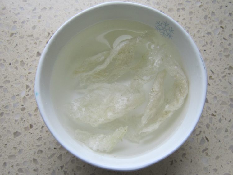 桃胶炖燕窝步骤2