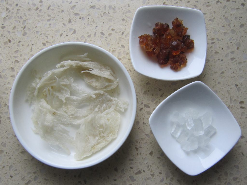 桃胶炖燕窝步骤1