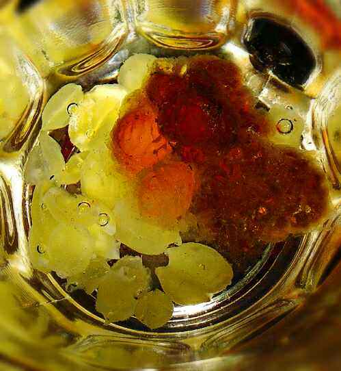 银耳雪莲子桃胶糖水步骤1