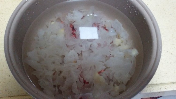 花生银耳桃胶步骤3