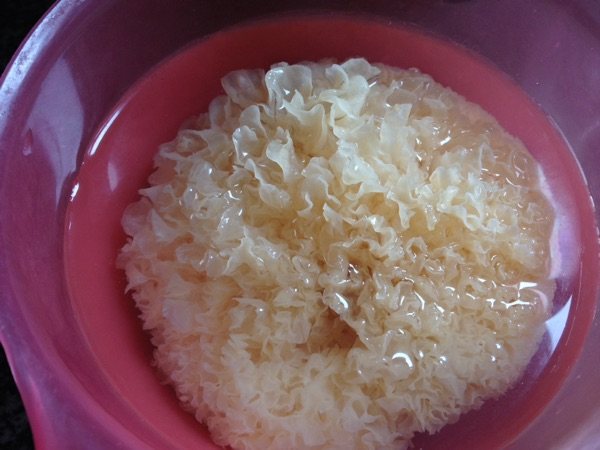 银耳梨汁热饮步骤1