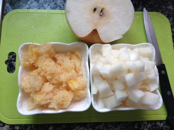 银耳梨汁热饮步骤2