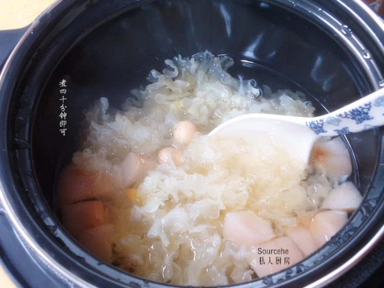 莲子银耳雪梨步骤5