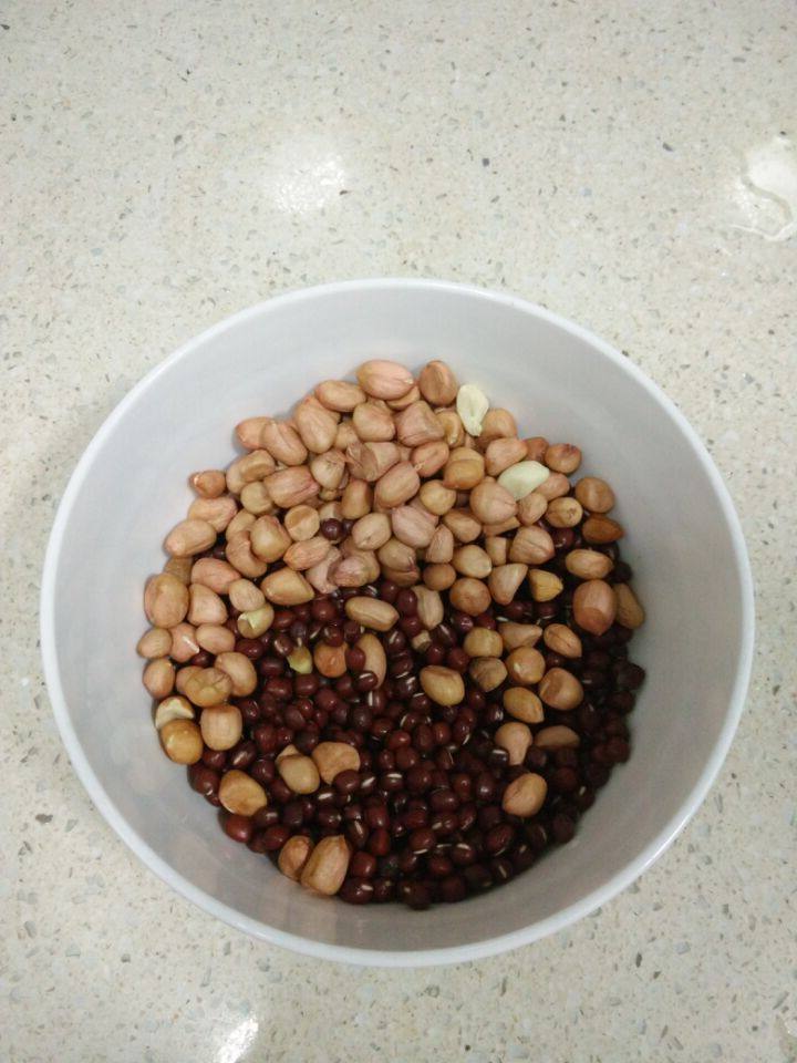 枸札红豆花生汤步骤1