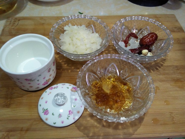 桃胶银耳莲子羹步骤1