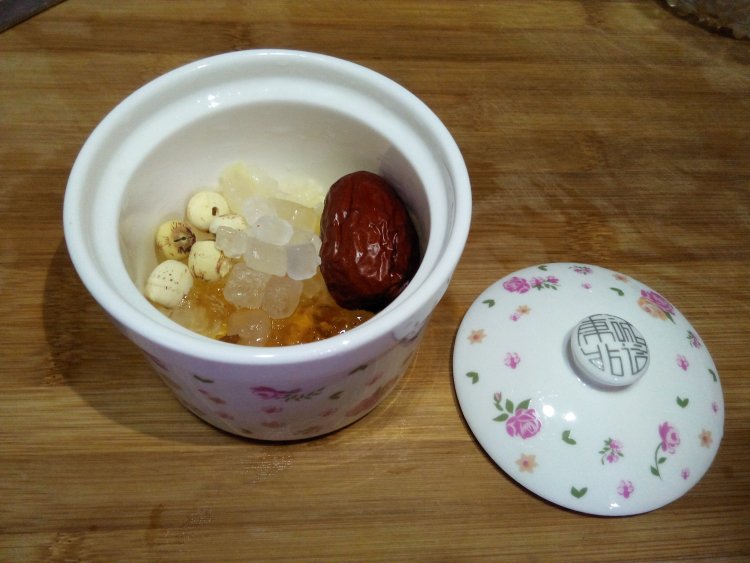 桃胶银耳莲子羹步骤2