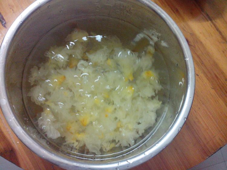 火龙果银耳汤步骤5