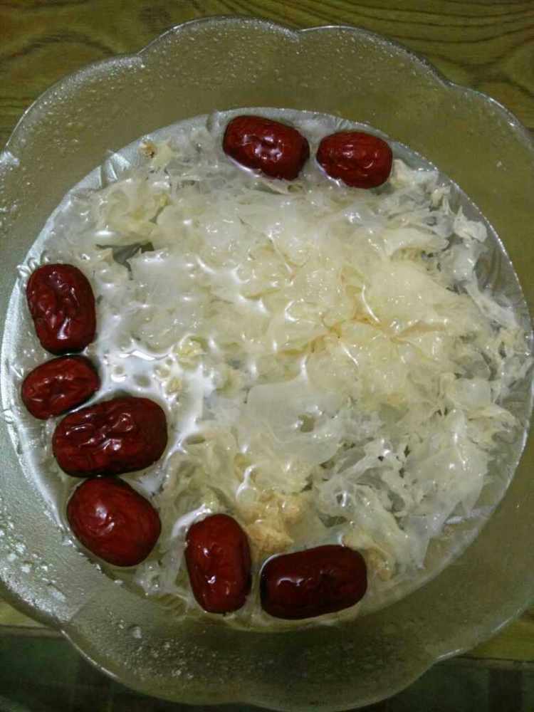 苹果银耳红枣汤步骤1