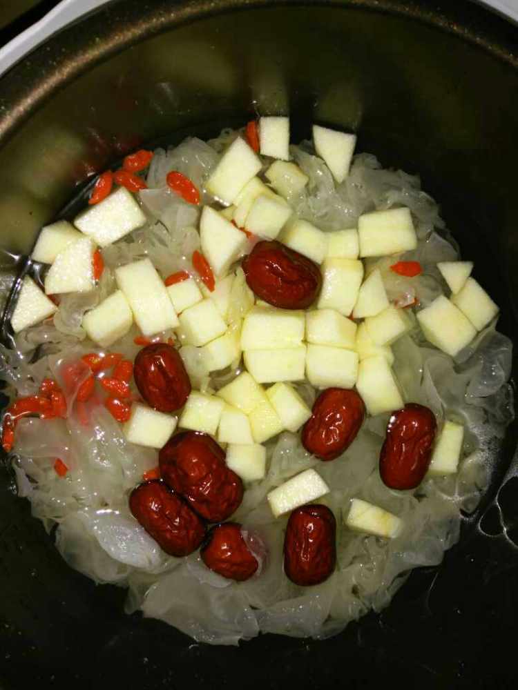 苹果银耳红枣汤步骤3