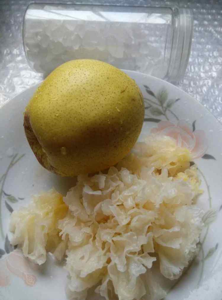 银耳冰糖雪梨步骤1