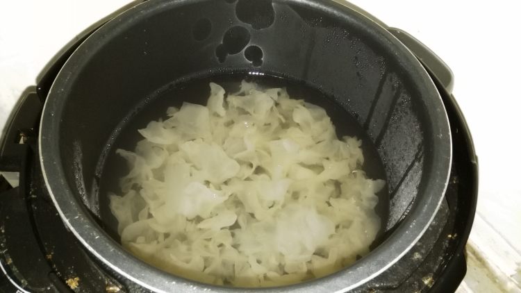 银耳雪梨红枣汤步骤2