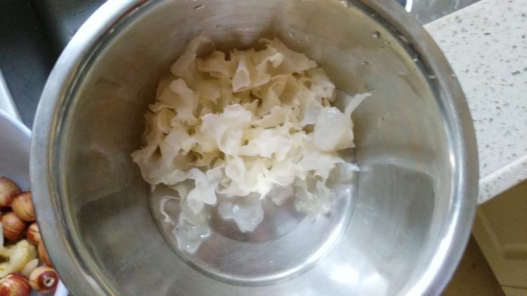 银耳雪梨红枣汤步骤1