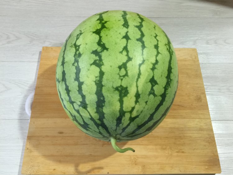 西瓜牛奶饮步骤1
