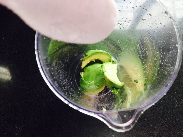 牛油果奶昔步骤3