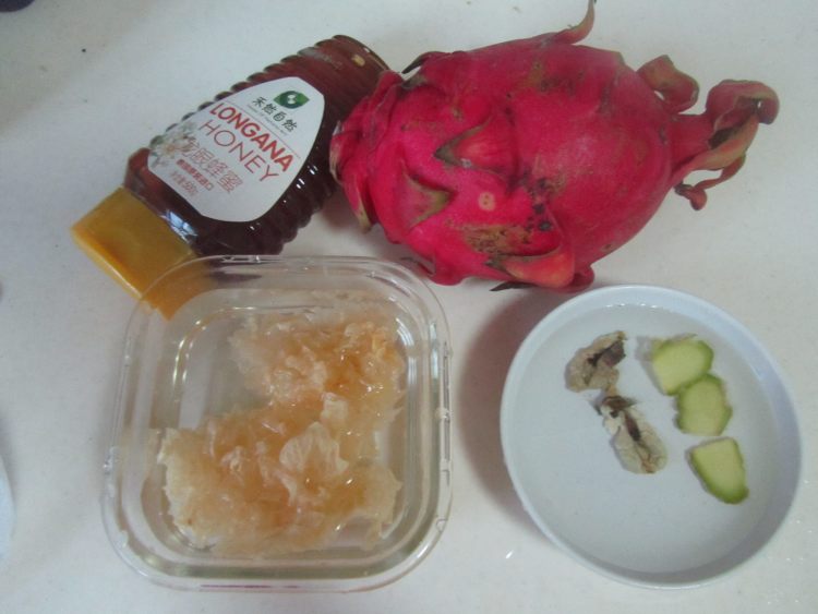 火龙果雪蛤银耳蜜羹步骤1